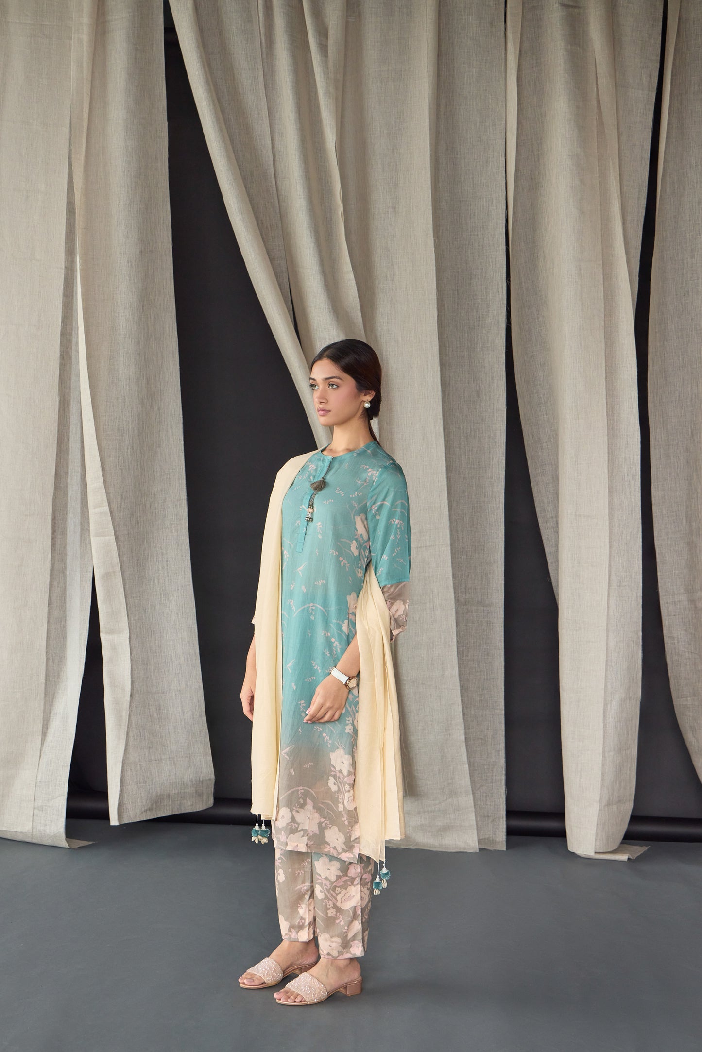 Retro Blue Floral Oakwood Kurta Set ( of 2)